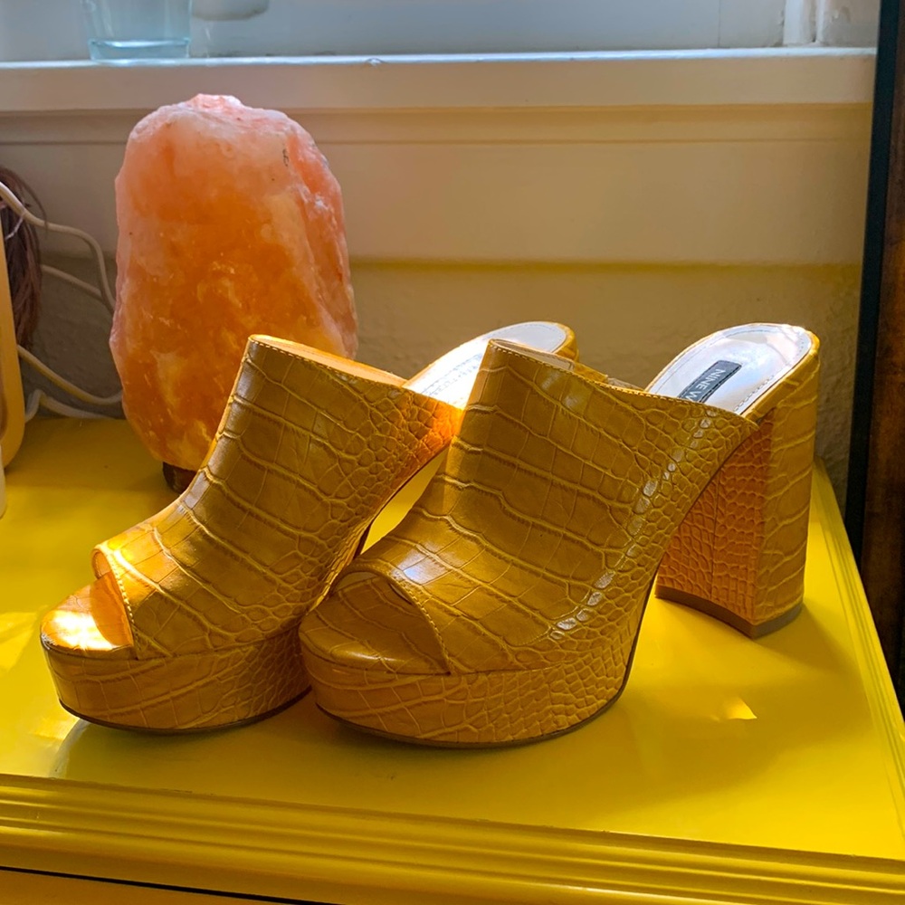 Nine West Ravyn3 Yellow platform. Size: 7.5